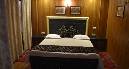 VAN CHUM Room Type - Royal Family Suite