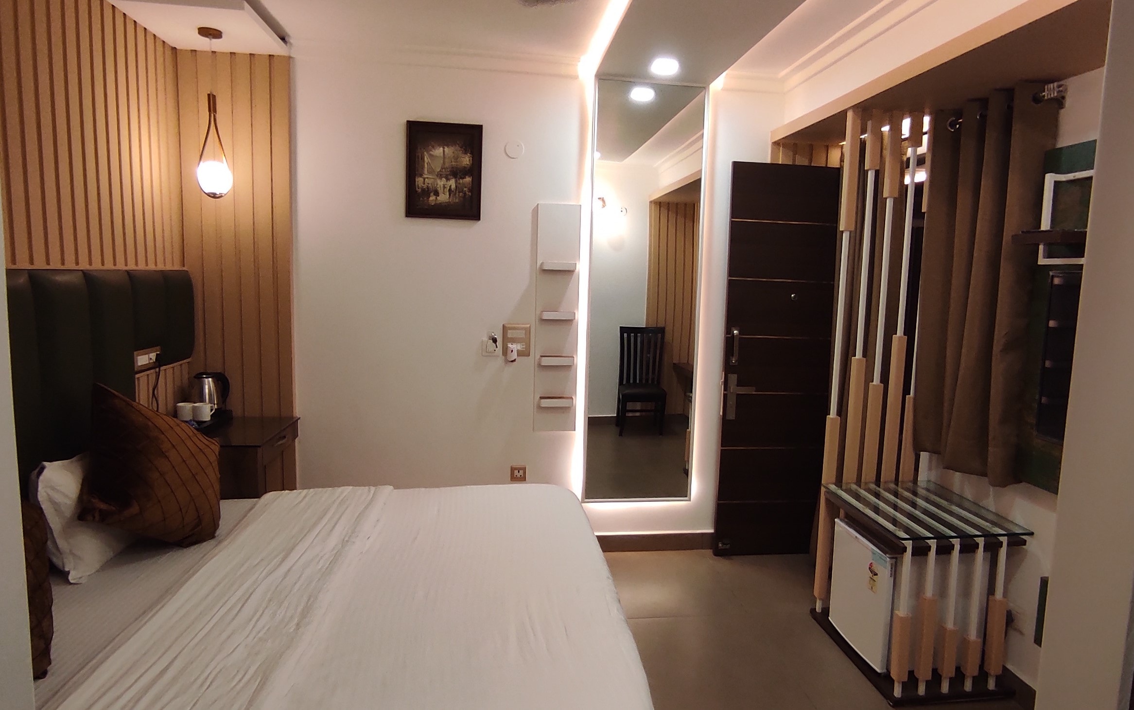 ELFIN | Lake Facing Premium Stay Mall Road - Tap to explore photos