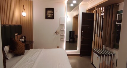 ELFIN | Lake Facing Premium Stay Mall Road Room Type - The Green Room
