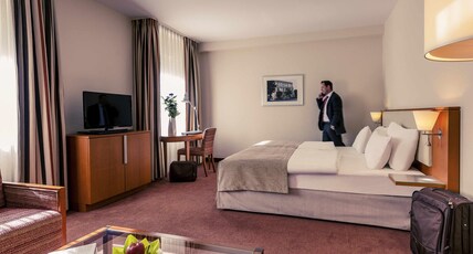 Mercure Dusseldorf City Center Room Type - Privilege Room with a double bed