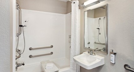 Candlewood Suites Appleton, an IHG Hotel Room Type - 1 Qn Bed 1 Bdrm Ste Mobil Access Tub
