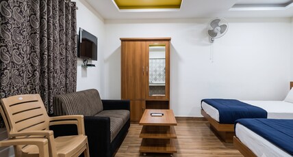 Vasu Inn - Rooms in Valparai Room Type - Premium Double with Balcony