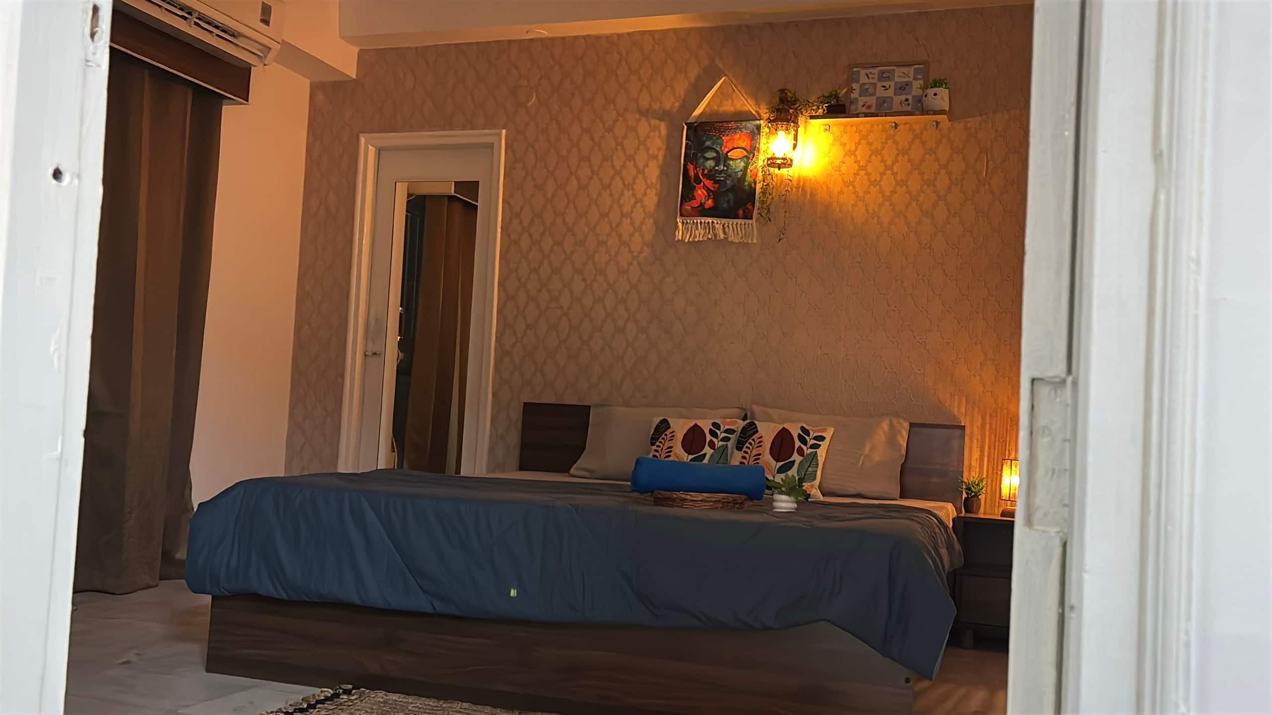 Royal Abode 2BHK Couple Friendly JalMahal MI Road - Tap to explore photos
