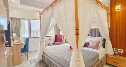 Sarang Palace - A Luxury Boutique Hotel Room Type - Luxurious Bathtub Room with Canopy Bed