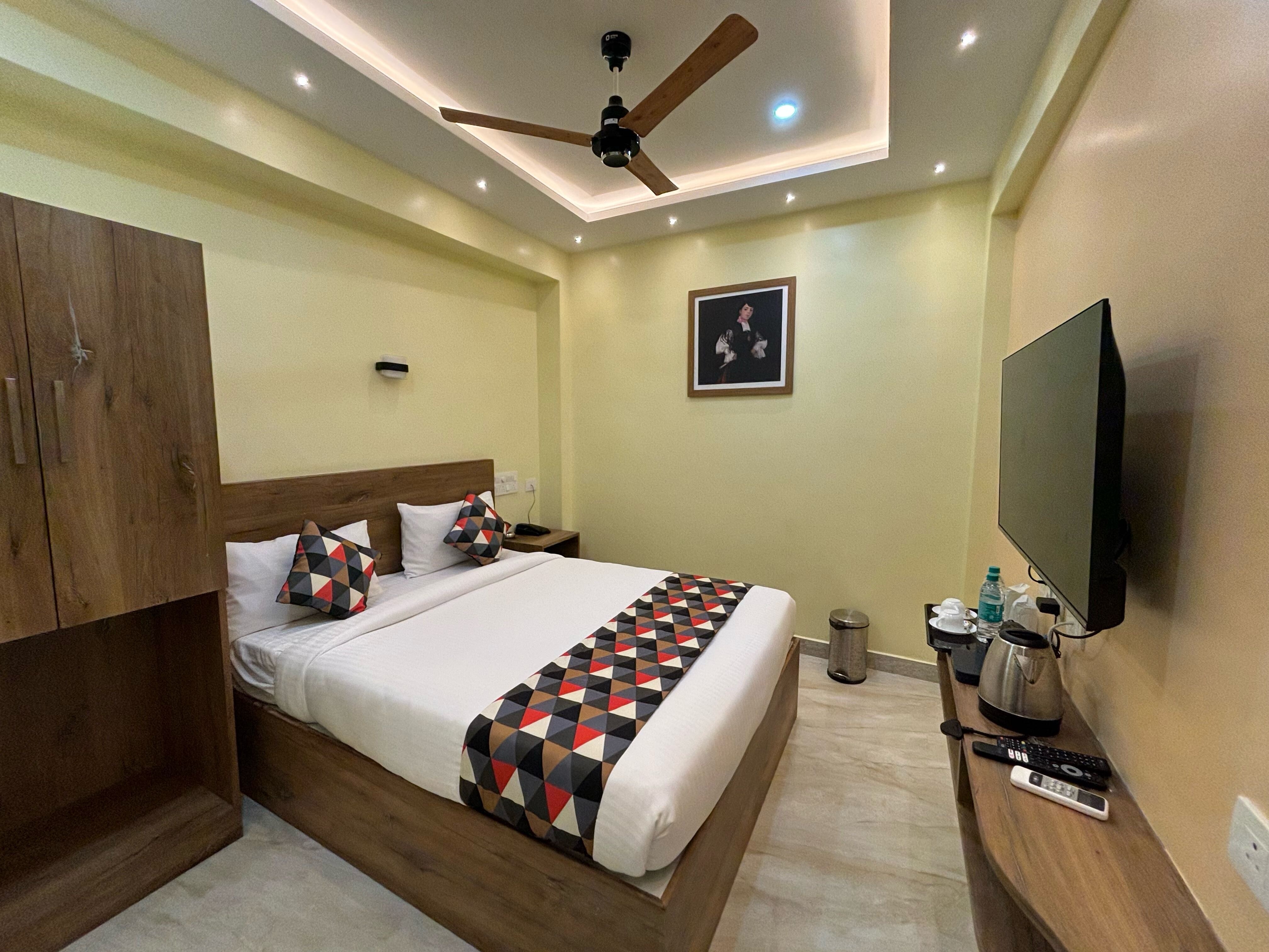 Collection O Forest Transit Hotel - Tap to explore photos