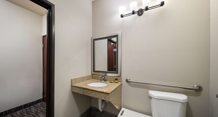 Best Western Plus Lake Dallas Inn & Suites Room Type - ACCESSIBLE - 1 KING,MOBACC,COMAST,BATHTB,NSMK,FULL BREAKFAST