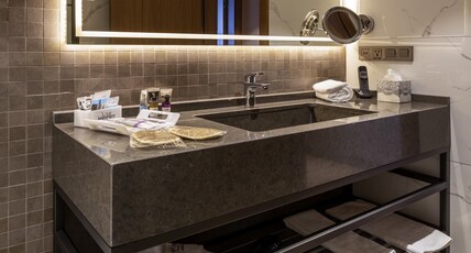 Mercure Trabzon Hotel Room Type - Junior sea view suite with 1 double bed and a sofa
