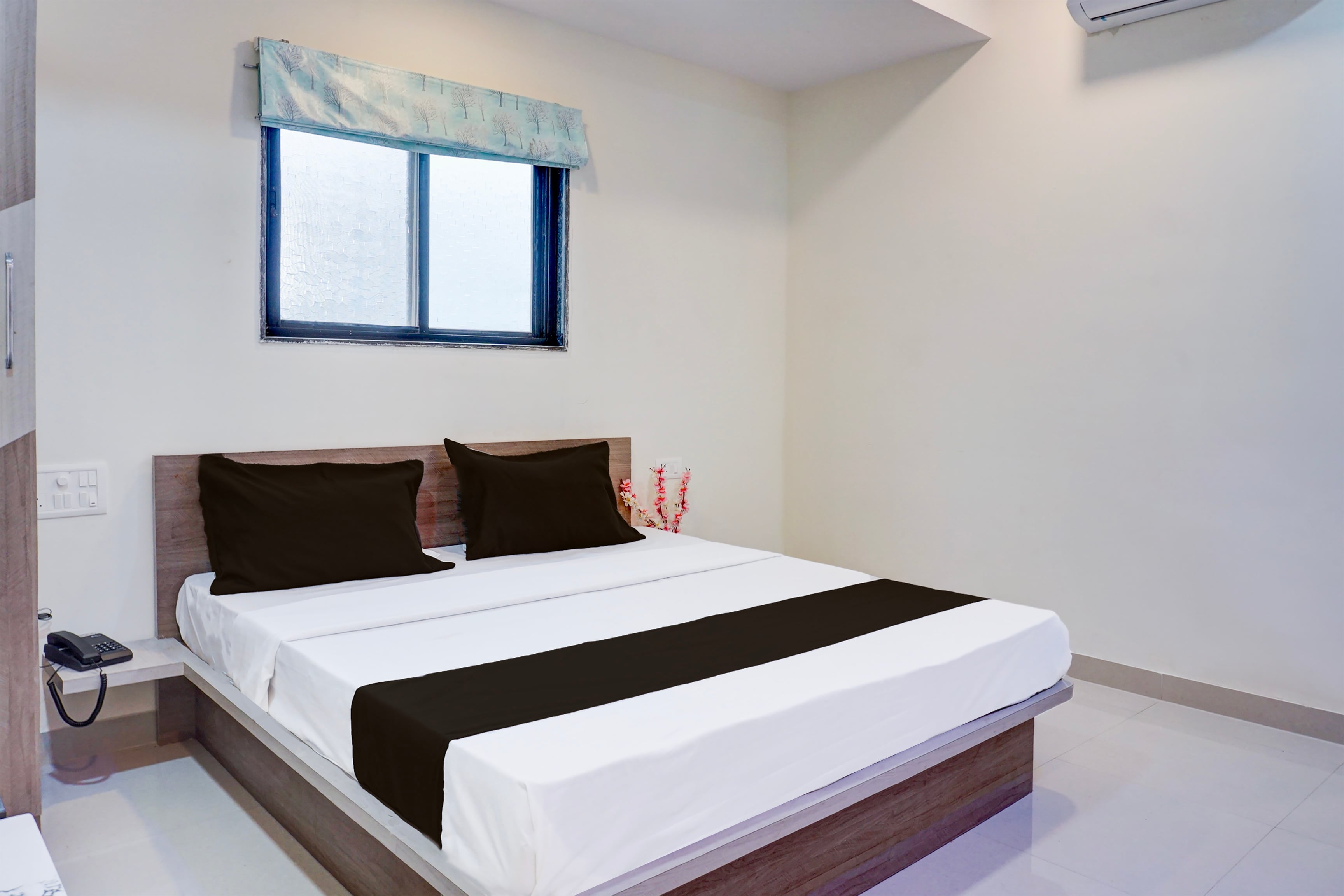 Hotel O Atithi Executive - Tap to explore photos