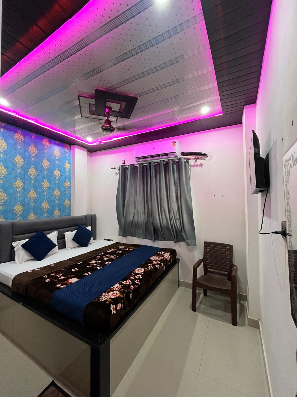 Neelkanth PG Stay | Walkable to Kashi Vishwanath Temple - Tap to explore photos