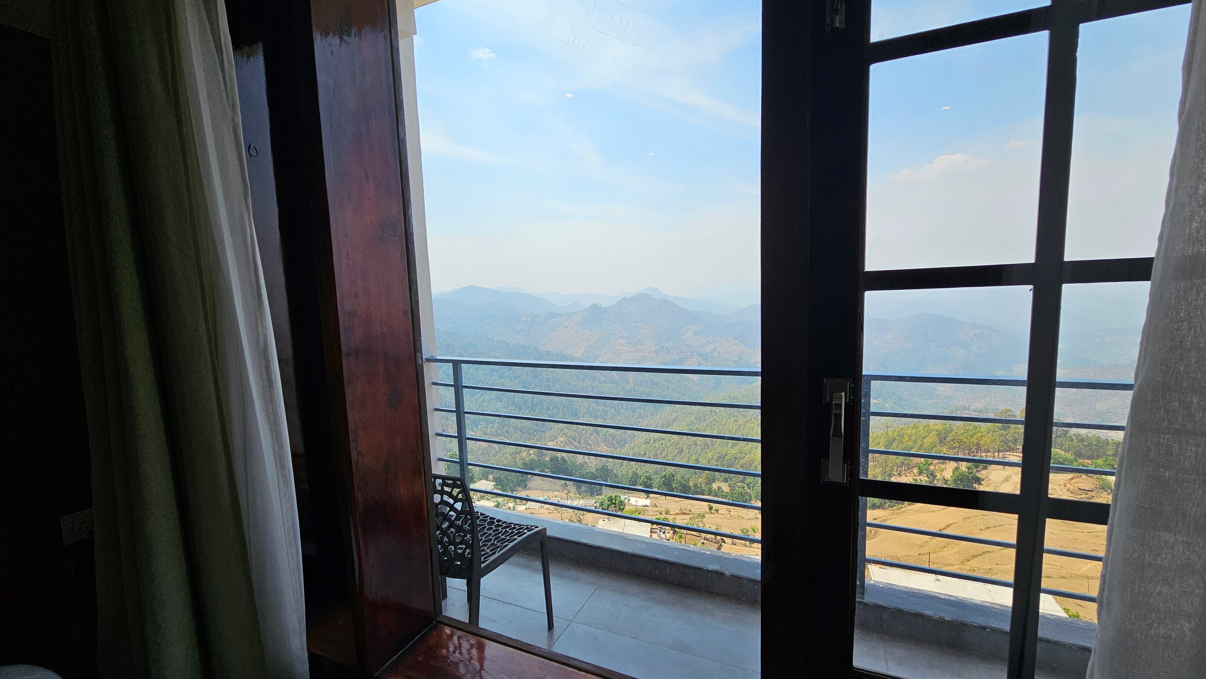 Hotel himalaya Cedar Artola - Tap to explore photos