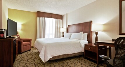 Hilton Garden Inn Saskatoon Downtown Room Type - 1 KING BED ACCESSIBLE ROOM