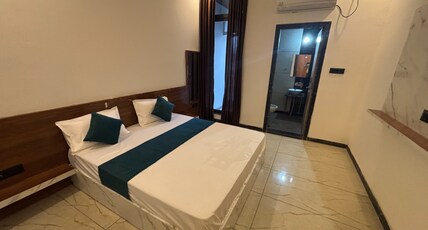 Hotel CM Palace Room Type - Deluxe Double Room with Balcony