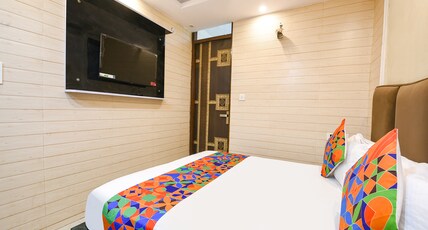 Via Comfort Stay Green Park Room Type - Deluxe Room