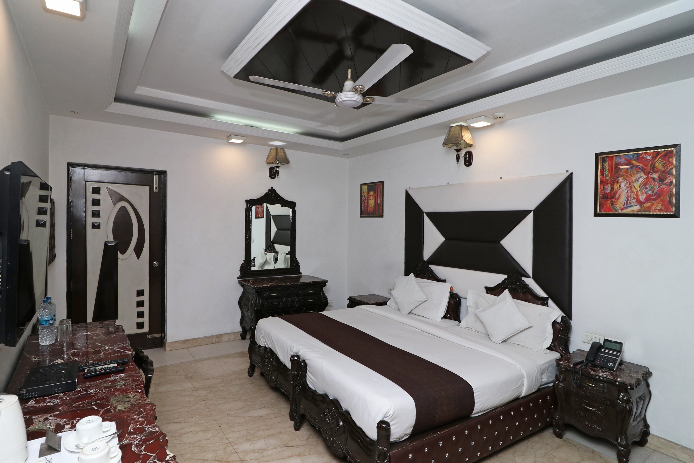 Hotel Baljeet Lodge - Tap to explore photos