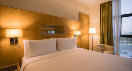 Holiday Inn ABU DHABI Room Type - King Bed Standard Non Smoking