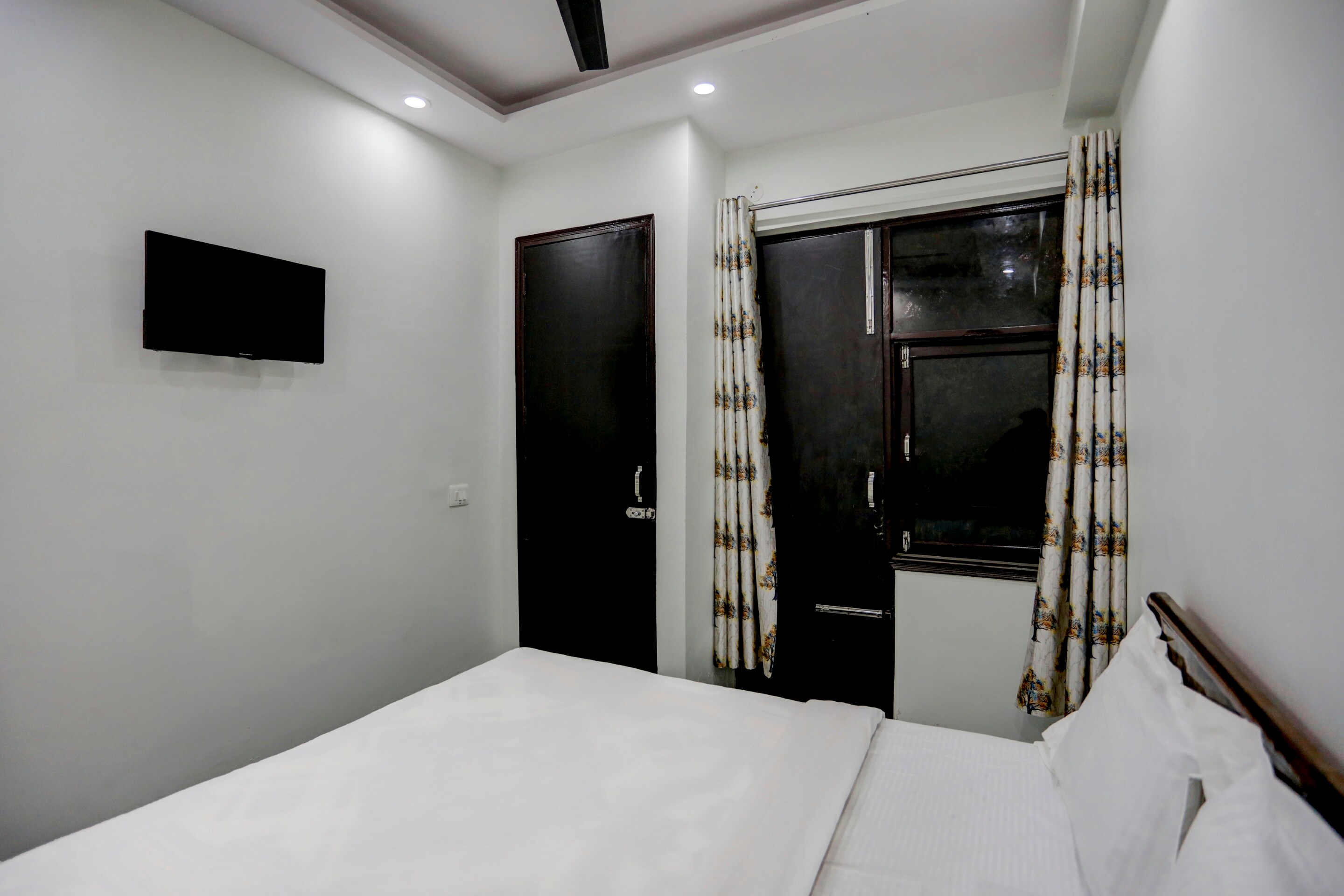 Hotel O Metro Plus Near Nangloi Metro Station - Tap to explore photos