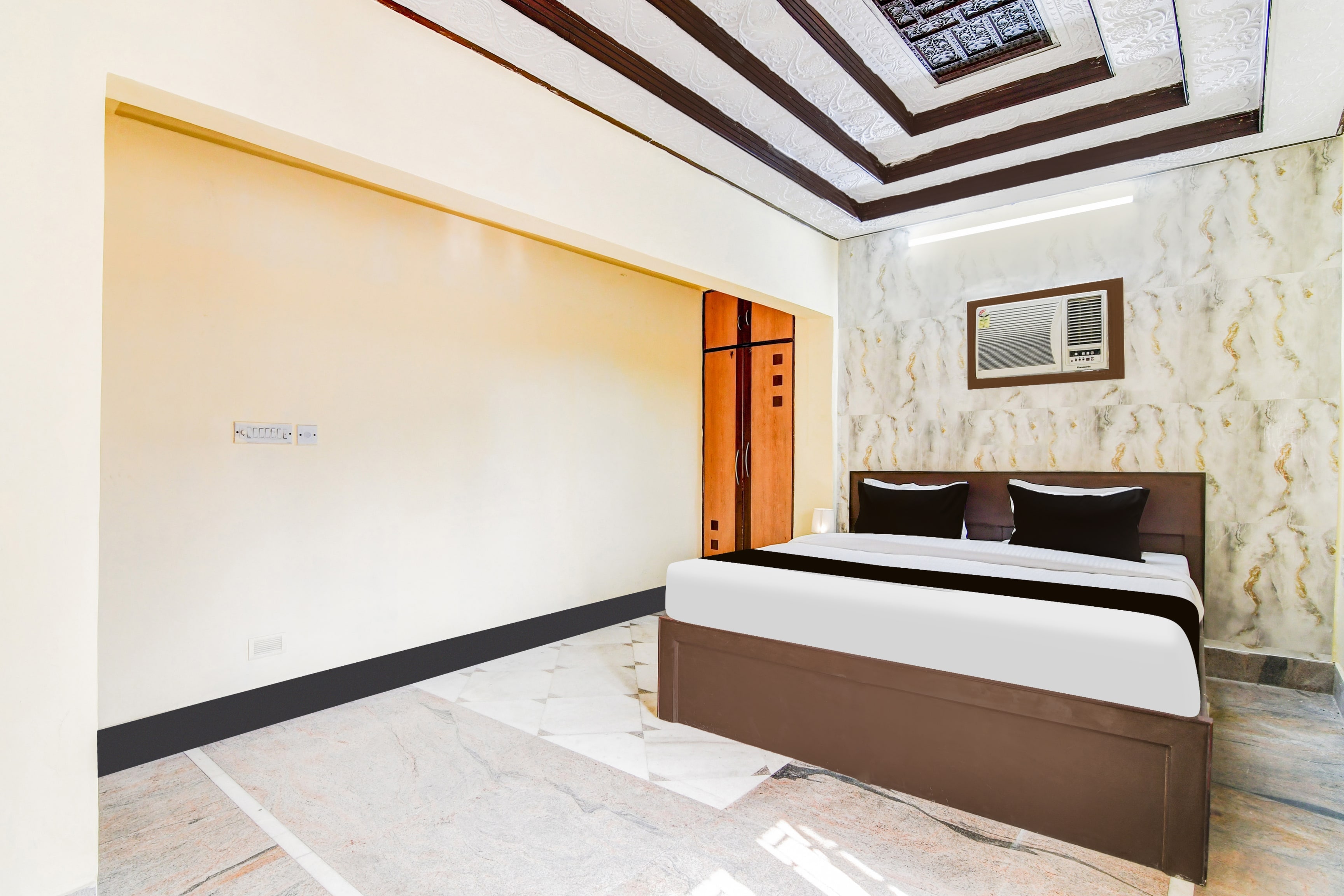Hotel O Lenin Sarani - Tap to explore photos