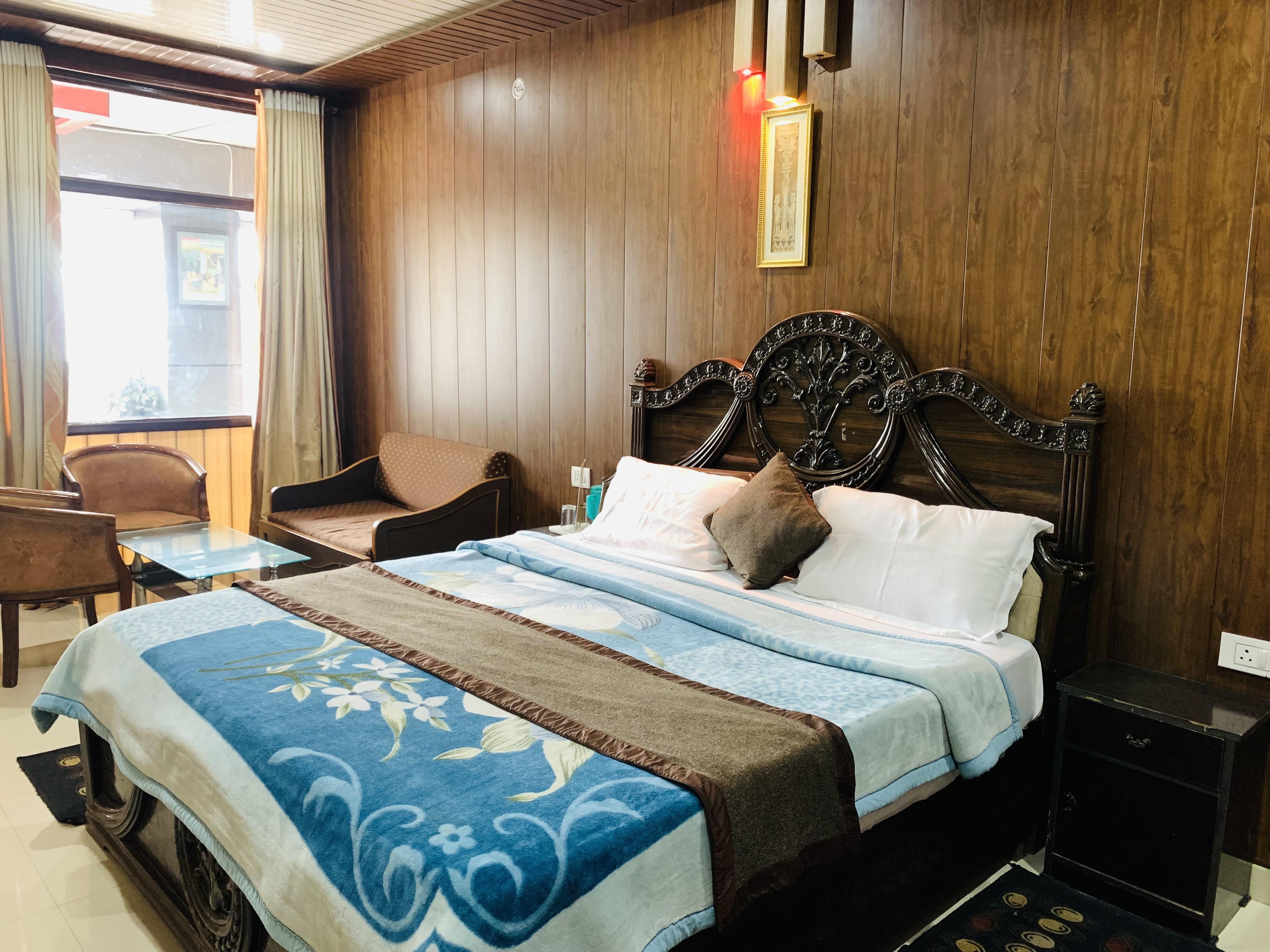 Hotel Crystal Palace - Tap to explore photos