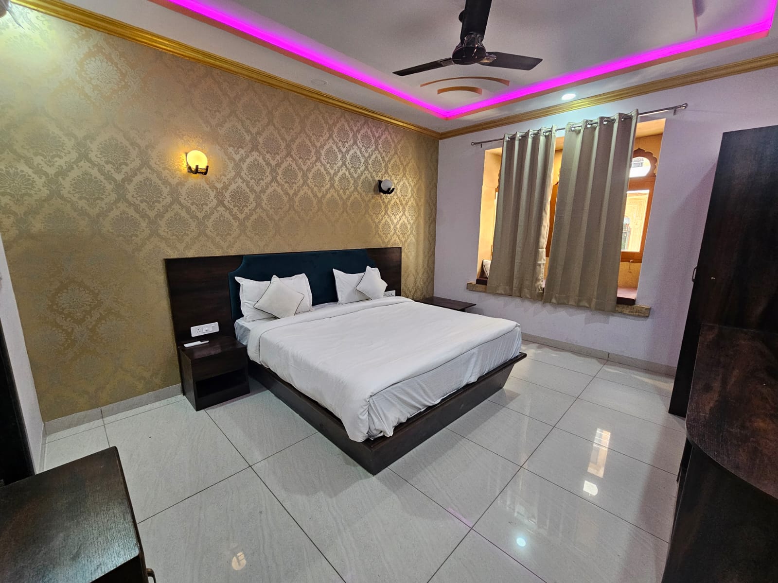 Hotel Sonal Niwas - Tap to explore photos