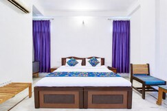 Hotel Hardik Palace.