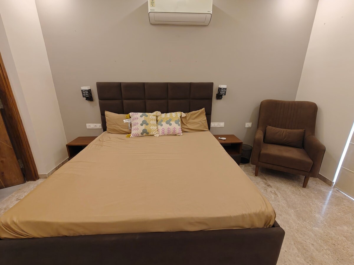 Luxury Room 6 with Ensuite in Sector 34 Chandigarh - Tap to explore photos