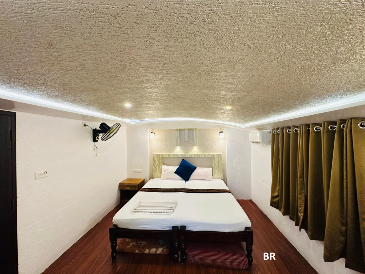 Gold River Sunwaves HouseBoat - Tap to explore photos