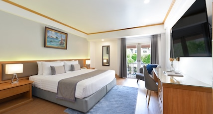 The Beverly Hotel Pattaya Room Type - Deluxe Room with See-through Bathtub The Beverly Hotel Pattaya Room Type - Deluxe Room with See-through Bathtub