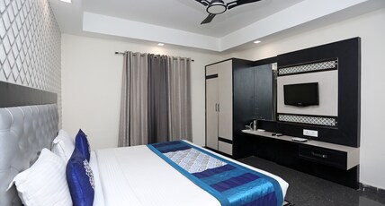 Hotel Saya (Walking distance from Railway Station) Room Type - Executive Room