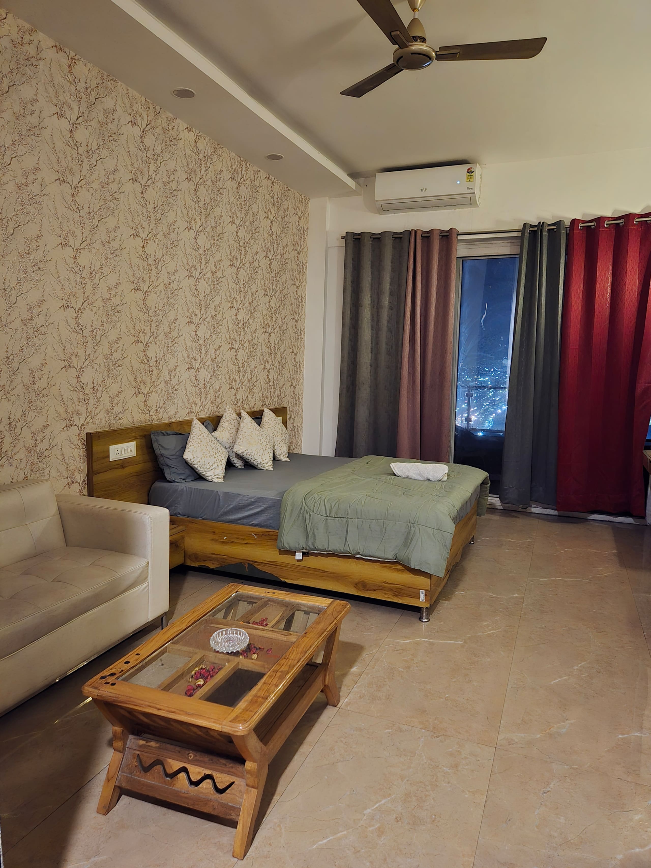 Sukoon Luxe Luxury Stay Gaur City Center - Tap to explore photos