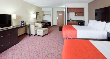 Holiday Inn Express & Suites Bloomington West Room Type - 2 Queen Beds Suite