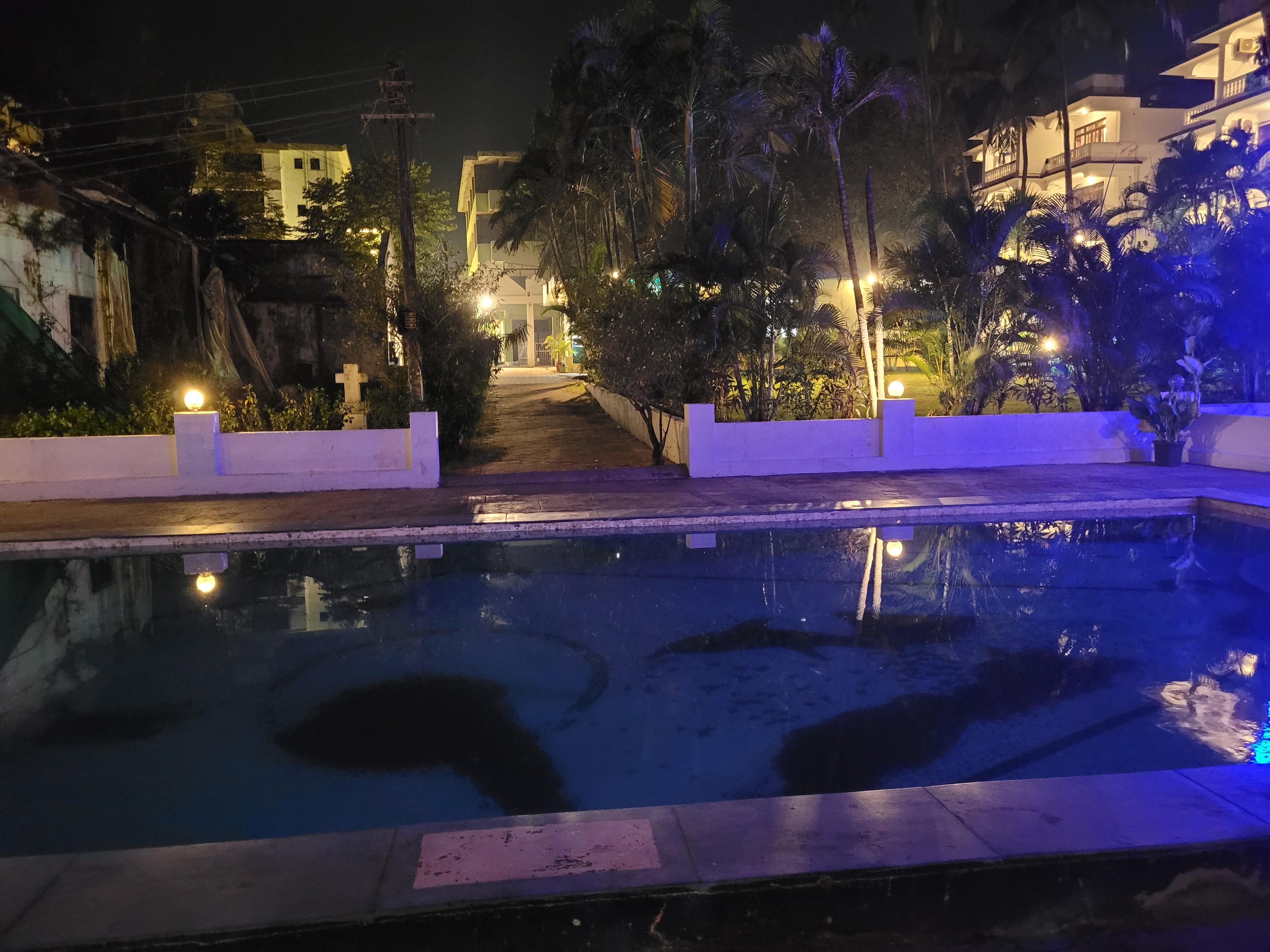 Hideout Resort - Tap to explore photos