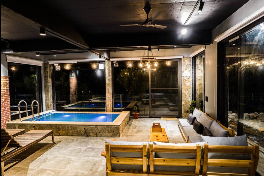 Manorath - Room in a Luxe Villa - Tap to explore photos