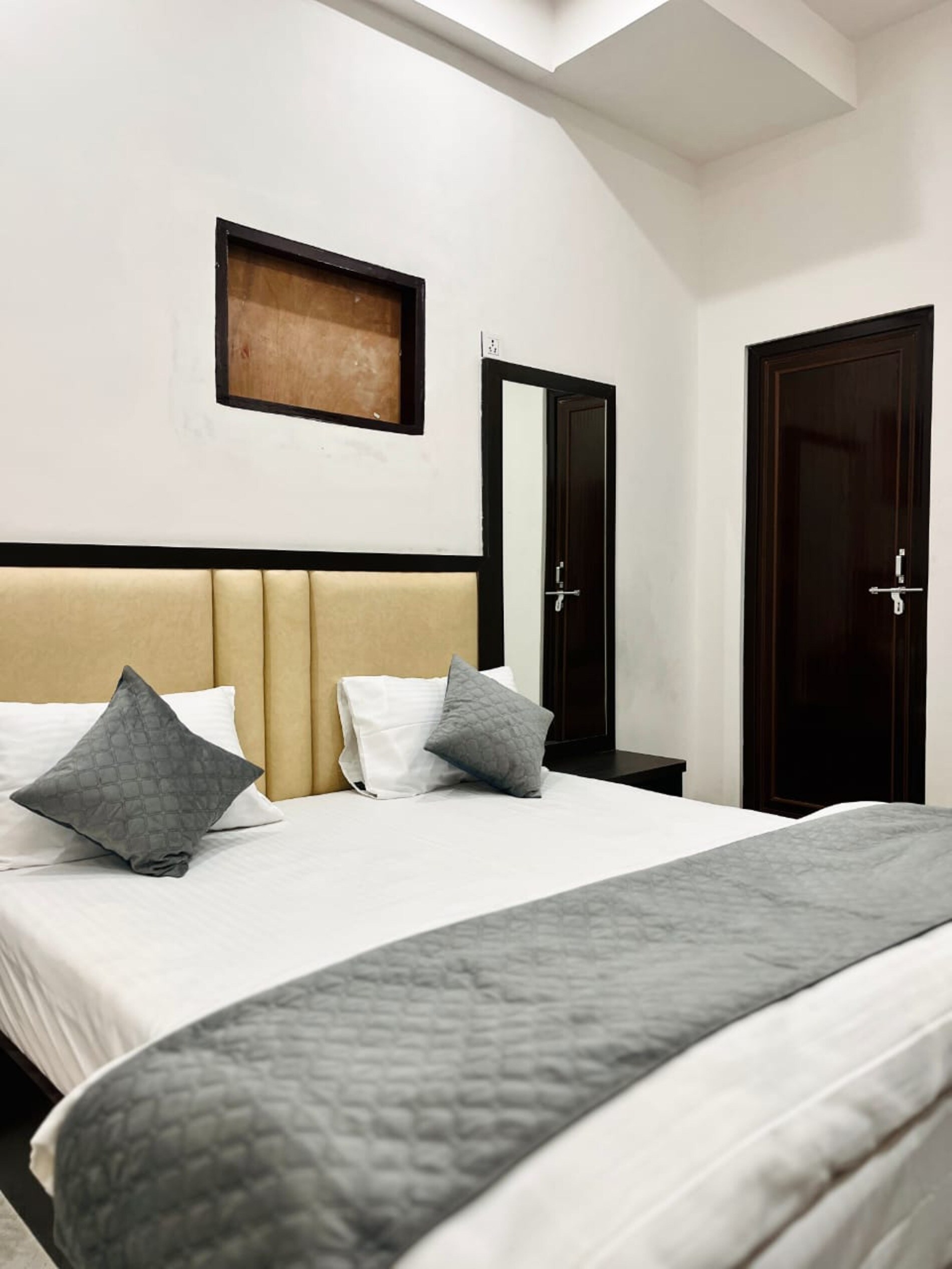 Dhaneshwari Luxury Homestay - Tap to explore photos