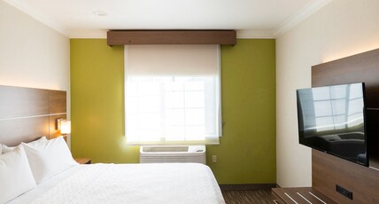 Holiday Inn Express & Suites DAVIS - UNIVERSITY AREA Room Type - 1 King Standard Comm Access Roll Shwr