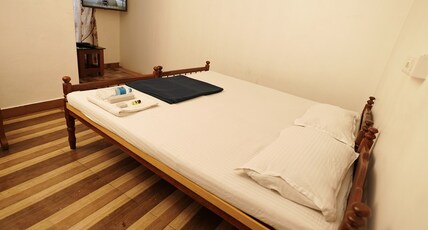 Metropolitan Serviced Villa | 10 min to Kaloor Stadium Room Type - NON-A/C Economy Twin Room Metropolitan Serviced Villa | 10 min to Kaloor Stadium Room Type - NON-A/C Economy Twin Room