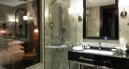 DoubleTree by Hilton Hotel Izmir Airport Room Type - KING SUPERIOR GUEST ROOM