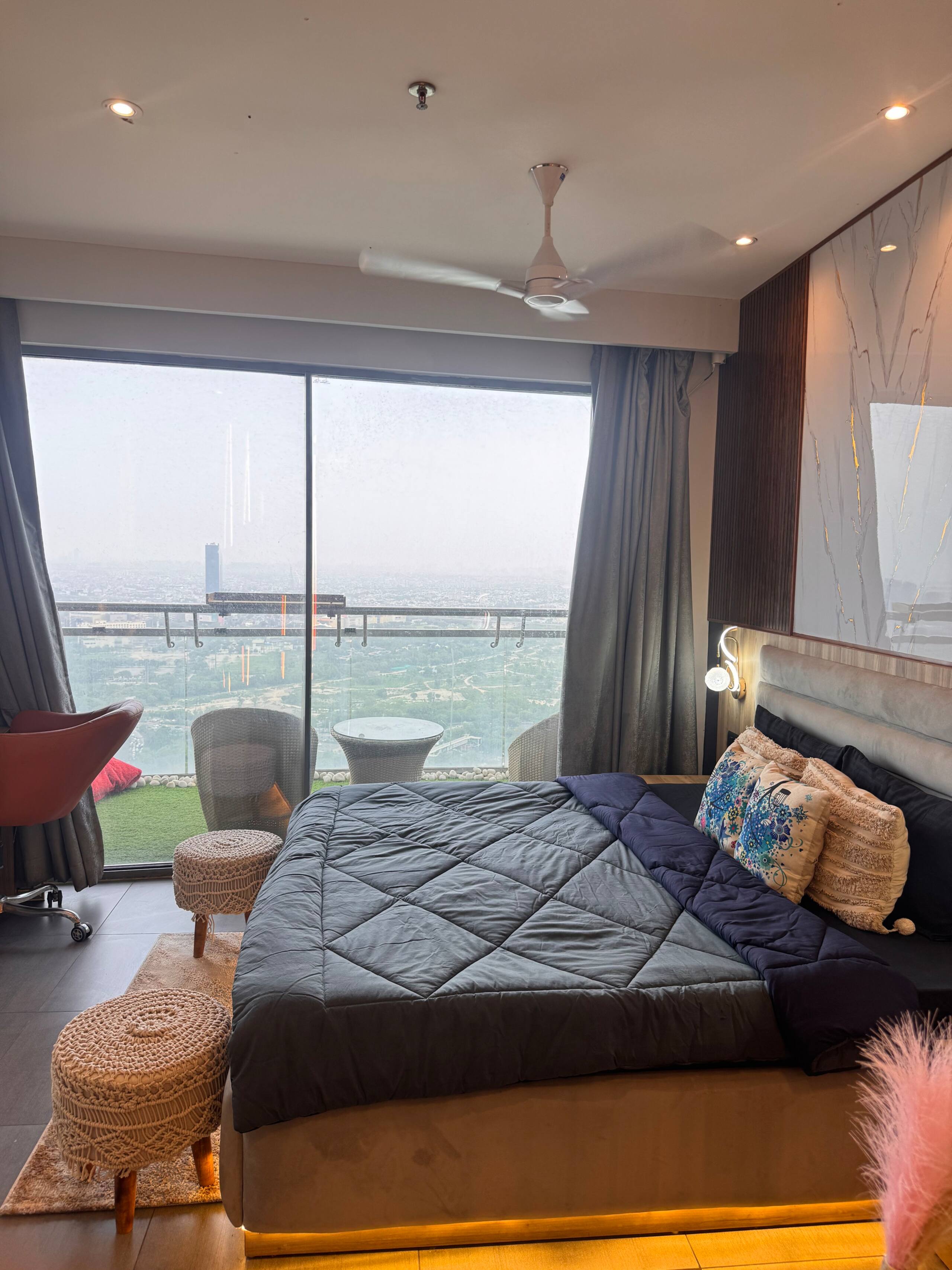 Luxury 37th Floor River City View - Tap to explore photos