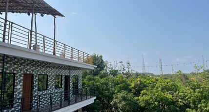 12 Monks Backpacker Resort Room Type - Suite with Balcony (with AC)