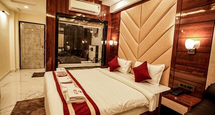 Gogol Beach Resort Room Type - EXECUTIVE ROOM With Bathtub balcony And pool view