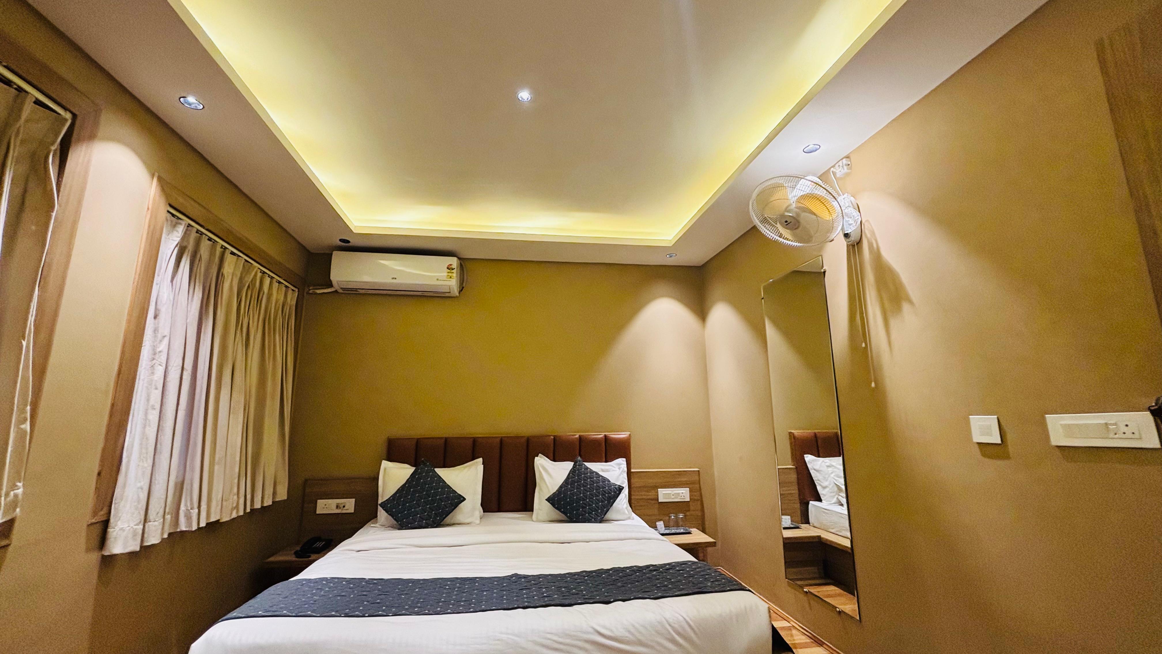 Hotel Pashm Home- Dargah Hazratbal Shrine Dal Lake - Tap to explore photos