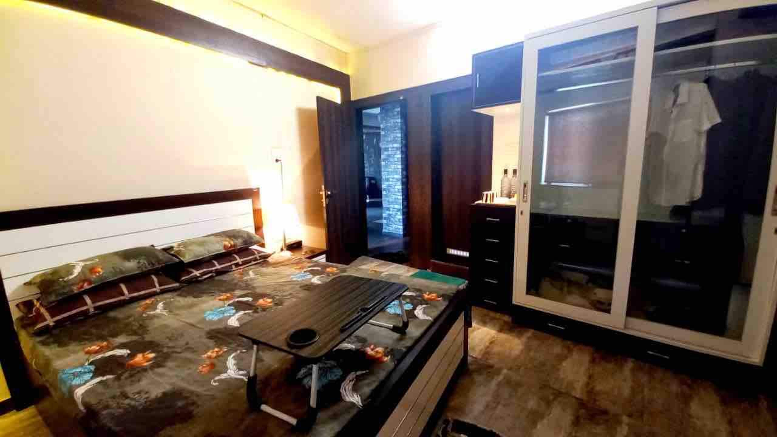 Lovely interior Flat With Parking on VIP road - Tap to explore photos