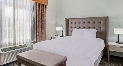 Best Western Plus Peppertree Inn At Omak Room Type - 1 King 1 Queen, Non-Smoking, Microwave And Refrigerator, Wi-Fi, Full Breakfast Best Western Plus Peppertree Inn At Omak Room Type - 1 King 1 Queen, Non-Smoking, Microwave And Refrigerator, Wi-Fi, Full Breakfast
