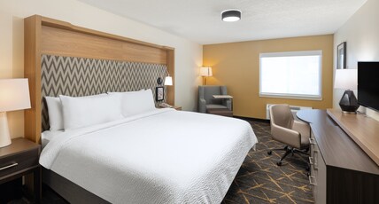 Holiday Inn REDDING Room Type - 1 King Standard