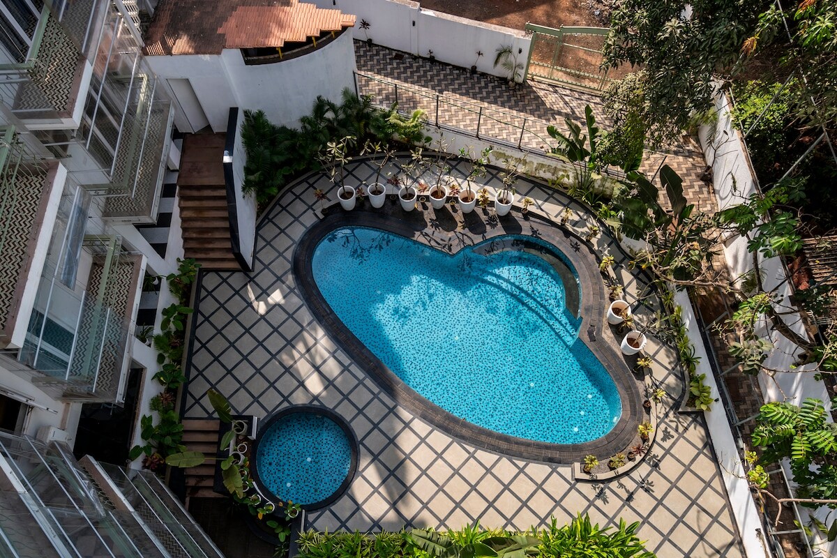 Staymaster Solintra C301 Pool - Tap to explore photos