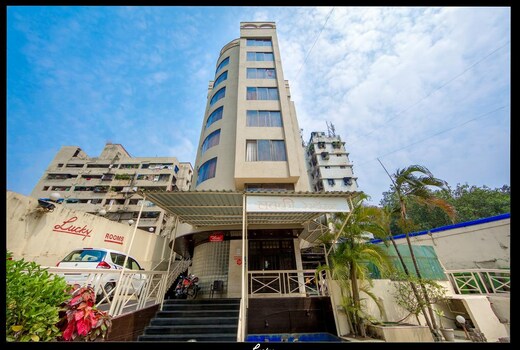 Hotel Lucky Near Nesco