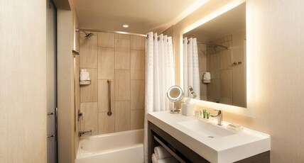 Hilton Cleveland Downtown Room Type - HIGH FLOOR-2 QUEEN BEDS