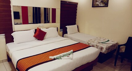 Majestic Inn Room Type - Deluxe Triple bed Room