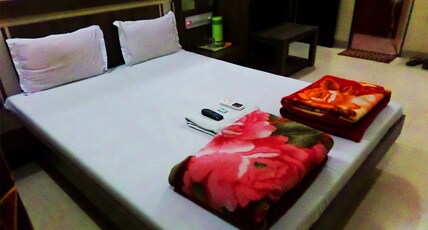Hotel GuruKrupa Shegaon Room Type - Deluxe Non AC Double bedroom