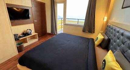 The Hosteller Kufri, Shimla Room Type - Standard Double Room with Balcony and Valley View The Hosteller Kufri, Shimla Room Type - Standard Double Room with Balcony and Valley View
