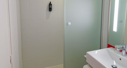 ibis Styles Saint-Brieuc Gare Centre Room Type - Twin room may be a double room with a king-size bed 71 inches-180 cm bed